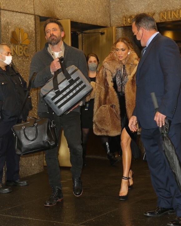 Jennifer Lopez et son compagnon Ben Affleck à la sortie des studios NBC à New York. Le 3 février 2022