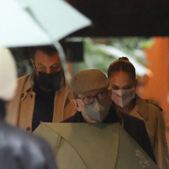 Jennifer Lopez est allée déjeuner au restaurant de l'hôtel Bel-Air avec son père David Lopez et son compagnon Ben Affleck à Los Angeles, Californie, Etats-Unis, le 30 décembre 2021. 