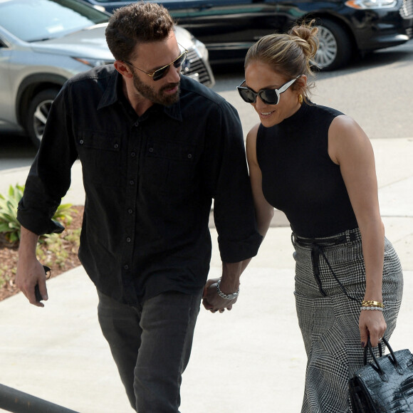 Ben Affleck et sa compagne Jennifer Lopez vont faire du shopping chez Zara à Los Angeles le 24 aout 2021. 