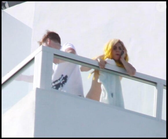 Lady GaGa n'est vraisemblablement pas une fille pudique : le 31 décembre, elle s'expose de son balcon... en petite culotte !