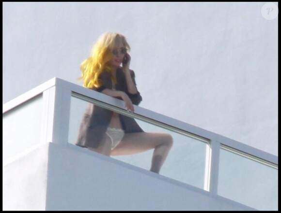 Lady GaGa n'est vraisemblablement pas une fille pudique : le 31 décembre, elle s'expose de son balcon... en petite culotte !