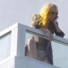 Lady GaGa n'est vraisemblablement pas une fille pudique : le 31 décembre, elle s'expose de son balcon... en petite culotte !