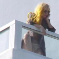 Lady GaGa en petite culotte sur son balcon ressemble plutôt à... Lady CraCra !