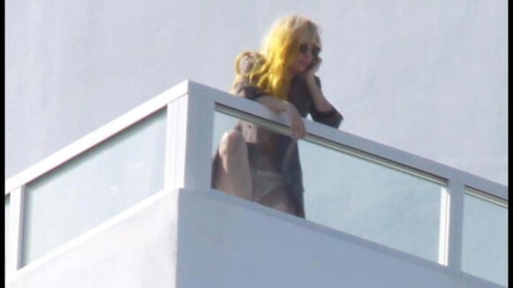 Lady GaGa en petite culotte sur son balcon ressemble plutôt à... Lady CraCra !