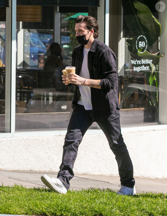 Exclusif - Brooklyn Beckham passe chercher des cafés au Starbuck à West Hollywood le 27 octobre 2021.