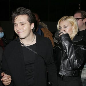 Exclusif - No Web - Brooklyn Beckham et sa fiancée Nicola Peltz - Arrivées au défilé de mode printemps-été 2022 "Givenchy" à La Défense Arena, lors de la fashion week de Paris. Le 3 octobre 2021