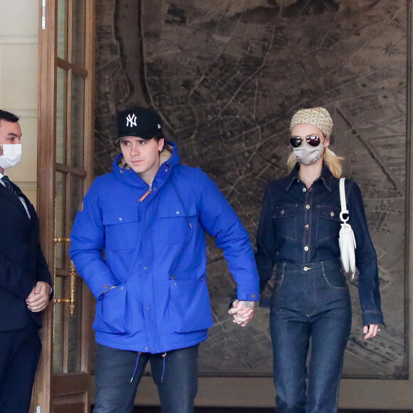 Brooklyn Beckham et sa fiancée Nicola Peltz à la sortie de l'hôtel Ritz lors de la Fashion Week printemps/été 2022 de Paris, France, le 2 octobre 2021. © Tiziano Da Silva-Pierre Perusseau/Bestimage