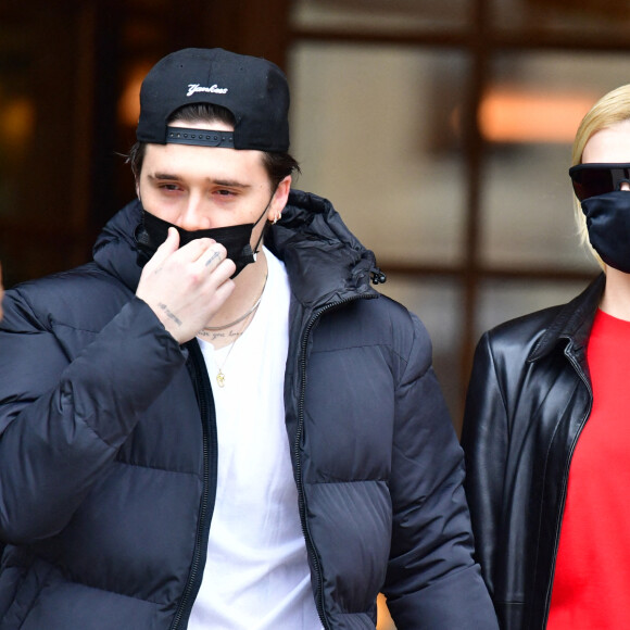 Brooklyn Beckham et sa fiancée Nicola Peltz à la sortie de l'hôtel Ritz pour se rendre à la séance d'essayage d'Escada lors de la Fashion Week printemps/été 2022 de Paris, France, le 1er octobre 2021. © Tiziano Da Silva-Pierre Perusseau/Bestimage