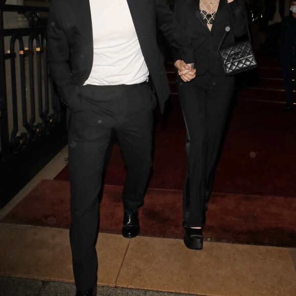 Brooklyn Beckham et sa fiancée Nicola Peltz à la sortie de l'hôtel Ritz lors de la Fashion Week printemps/été 2022 de Paris, France, le 2 octobre 2021.