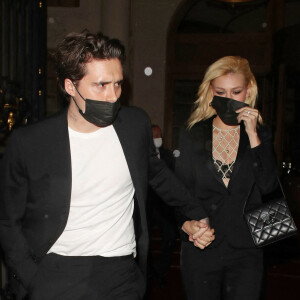 Brooklyn Beckham et sa fiancée Nicola Peltz à la sortie de l'hôtel Ritz lors de la Fashion Week printemps/été 2022 de Paris, France, le 2 octobre 2021.