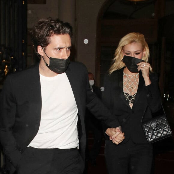 Brooklyn Beckham et sa fiancée Nicola Peltz à la sortie de l'hôtel Ritz lors de la Fashion Week printemps/été 2022 de Paris, France, le 2 octobre 2021.