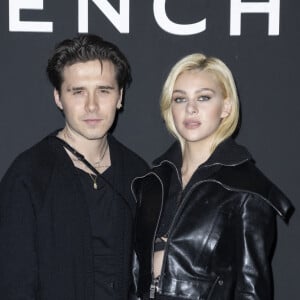 Brooklyn Beckham et sa fiancée Nicola Peltz - Photocall du défilé Givenchy collection Printemps-Eté lors de la fashion week à la "U Arena" (Paris La Défense Arena) à Nanterre © Olivier Borde/Bestimage 