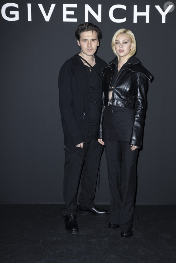 Brooklyn Beckham et sa fiancée Nicola Peltz - Photocall du défilé Givenchy collection Printemps-Eté lors de la fashion week à la "U Arena" (Paris La Défense Arena) à Nanterre © Olivier Borde/Bestimage 