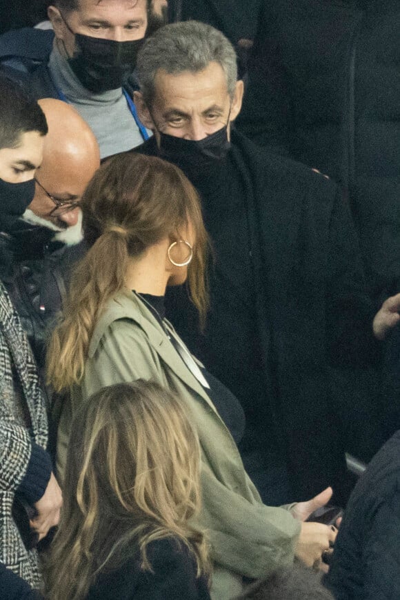 Vitaa (enceinte de son 3ème enfant) et Nicolas Sarkozy - People lors de la huitième de finale aller de la Ligue des champions entre le PSG et le Real Madrid au Parc des Princes à Paris le 15 février 2022. © Cyril Moreau/Bestimage