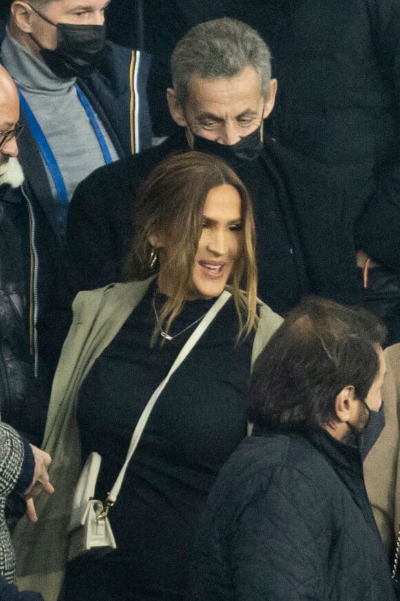 Vitaa (enceinte de son 3ème enfant) et Nicolas Sarkozy - People lors de la huitième de finale aller de la Ligue des champions entre le PSG et le Real Madrid au Parc des Princes à Paris. © Cyril Moreau/Bestimage