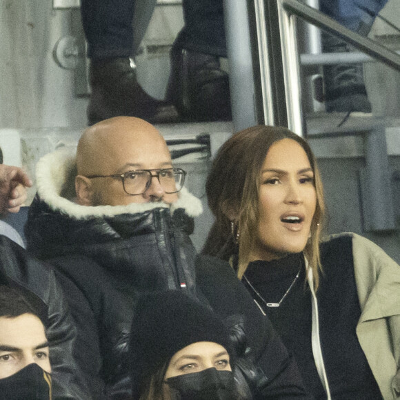 Vitaa (enceinte de son 3ème enfant) et son mari Hicham Bendaoud, Nikola Karabatic et Géraldine Pillet- People lors de la huitième de finale aller de la Ligue des champions entre le PSG et le Real Madrid au Parc des Princes à Paris le 15 février 2022. © Cyril Moreau/Bestimage