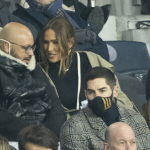 Vitaa (enceinte de son 3ème enfant) et son mari Hicham Bendaoud, Nikola Karabatic - People lors de la huitième de finale aller de la Ligue des champions entre le PSG et le Real Madrid au Parc des Princes à Paris le 15 février 2022. © Cyril Moreau/Bestimage