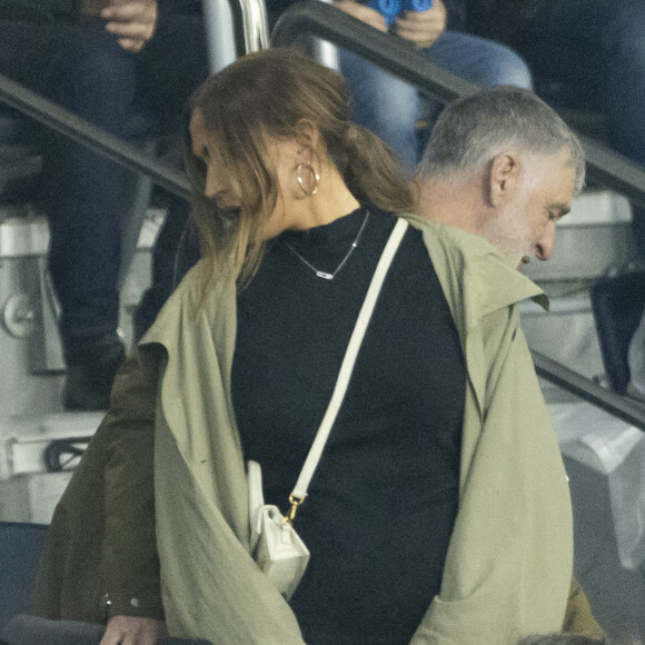 Nikola Karabatic et Géraldine Pillet, Alain Prost, Vitaa (enceinte de son 3ème enfant) - People lors de la huitième de finale aller de la Ligue des champions entre le PSG et le Real Madrid au Parc des Princes à Paris le 15 février 2022. © Cyril Moreau/Bestimage