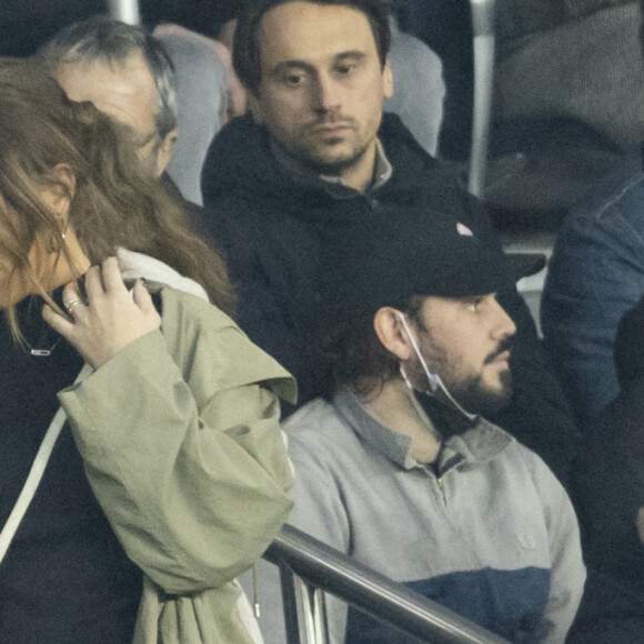 Nikola Karabatic et Géraldine Pillet, Alain Prost, Vitaa (enceinte de son 3ème enfant) et son mari Hicham Bendaoud - People lors de la huitième de finale aller de la Ligue des champions entre le PSG et le Real Madrid au Parc des Princes à Paris le 15 février 2022. © Cyril Moreau/Bestimage