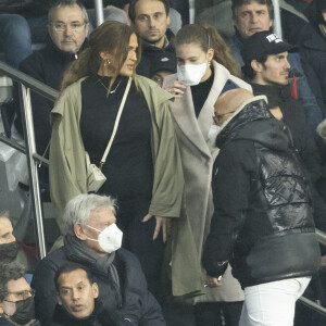 Vitaa (enceinte de son 3ème enfant) et son mari Hicham Bendaoud - People lors de la huitième de finale aller de la Ligue des champions entre le PSG et le Real Madrid au Parc des Princes à Paris le 15 février 2022. © Cyril Moreau/Bestimage