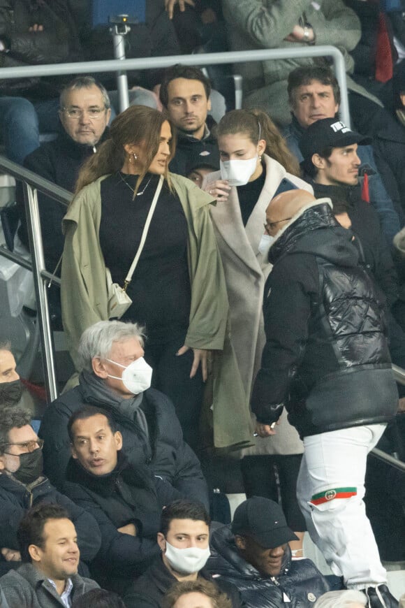 Vitaa (enceinte de son 3ème enfant) et son mari Hicham Bendaoud - People lors de la huitième de finale aller de la Ligue des champions entre le PSG et le Real Madrid au Parc des Princes à Paris le 15 février 2022. © Cyril Moreau/Bestimage