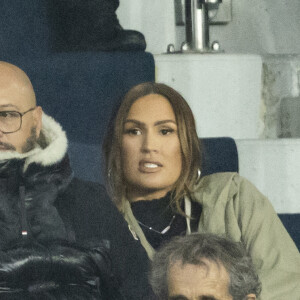 Vitaa (enceinte de son 3ème enfant) et son mari Hicham Bendaoud, Nikola Karabatic et sa compagne, Alain Prost - People lors de la huitième de finale aller de la Ligue des champions entre le PSG et le Real Madrid au Parc des Princes à Paris le 15 février 2022. © Cyril Moreau/Bestimage