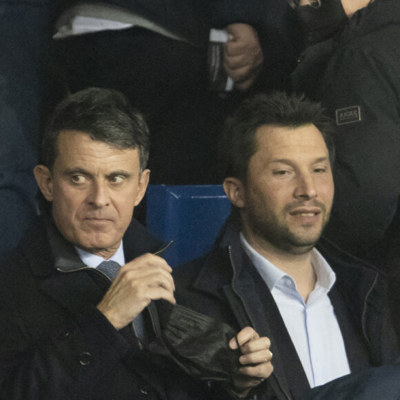 Manuel Valls et sa femme Susana Gallardo assistent à la huitième de finale aller de la Ligue des champions entre le PSG et le Real Madrid au Parc des Princes à Paris le 15 février 2022. © Cyril Moreau/Bestimage