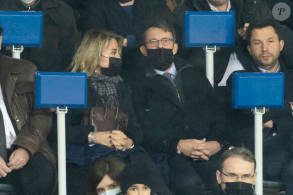 Manuel Valls et sa femme Susana Gallardo assistent à la huitième de finale aller de la Ligue des champions entre le PSG et le Real Madrid au Parc des Princes à Paris le 15 février 2022. © Cyril Moreau/Bestimage