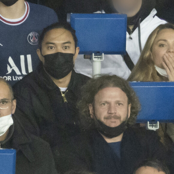 Dany Boon et ses fils Mehdi Boon et Eytan Boon - Dany Boon et ses fils assistent à la huitième de finale aller de la Ligue des champions entre le PSG et le Real Madrid au Parc des Princes à Paris le 15 février 20222.