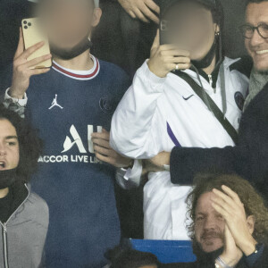 Dany Boon et ses fils Mehdi Boon et Eytan Boon - Dany Boon et ses fils assistent à la huitième de finale aller de la Ligue des champions entre le PSG et le Real Madrid au Parc des Princes à Paris le 15 février 20222.