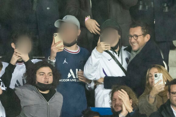 Dany Boon et ses fils Mehdi Boon et Eytan Boon - Dany Boon et ses fils assistent à la huitième de finale aller de la Ligue des champions entre le PSG et le Real Madrid au Parc des Princes à Paris le 15 février 20222.