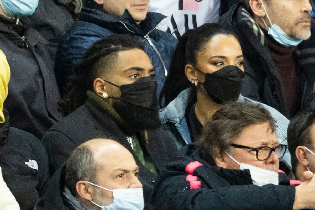 Photo : Le comique Fary et une amie - People lors de la huitième de finale  aller de la Ligue des champions entre le PSG et le Real Madrid au Parc des