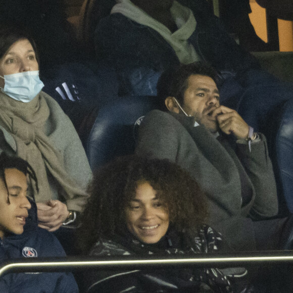 Jamel Debbouze - People lors de la huitième de finale aller de la Ligue des champions entre le PSG et le Real Madrid au Parc des Princes à Paris le 15 février 2022. © Cyril Moreau/Bestimage