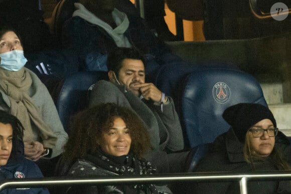 Jamel Debbouze - People lors de la huitième de finale aller de la Ligue des champions entre le PSG et le Real Madrid au Parc des Princes à Paris le 15 février 2022. © Cyril Moreau/Bestimage