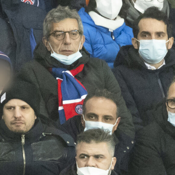 Michel Cymès et son plus jeune fils - People lors de la huitième de finale aller de la Ligue des champions entre le PSG et le Real Madrid au Parc des Princes à Paris le 15 février 2022. © Cyril Moreau/Bestimage