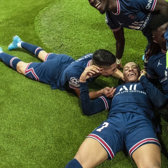 Kylian Mbappé - Kylian Mbappé célèbre son but lors de la huitième de finale aller de la Ligue des champions entre le PSG et le Real Madrid au Parc des Princes à Paris le 15 février 2022. © Cyril Moreau/Bestimage