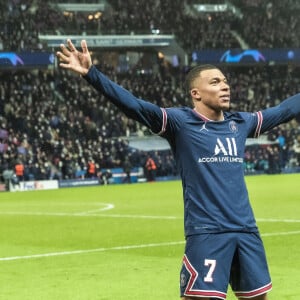 Kylian Mbappé - Kylian Mbappé célèbre son but lors de la huitième de finale aller de la Ligue des champions entre le PSG et le Real Madrid au Parc des Princes à Paris le 15 février 2022. © Cyril Moreau/Bestimage