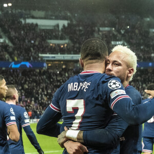 Neymar et Kylian Mbappé - Kylian Mbappé célèbre son but lors de la huitième de finale aller de la Ligue des champions entre le PSG et le Real Madrid au Parc des Princes à Paris le 15 février 2022. © Cyril Moreau/Bestimage