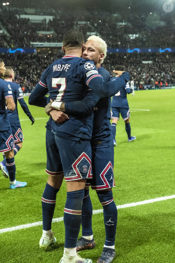 Neymar et Kylian Mbappé - Kylian Mbappé célèbre son but lors de la huitième de finale aller de la Ligue des champions entre le PSG et le Real Madrid au Parc des Princes à Paris le 15 février 2022. © Cyril Moreau/Bestimage