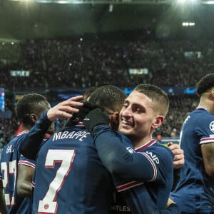 Kylian Mbappé, Marco Verratti - Kylian Mbappé célèbre son but lors de la huitième de finale aller de la Ligue des champions entre le PSG et le Real Madrid au Parc des Princes à Paris le 15 février 2022. © Cyril Moreau/Bestimage