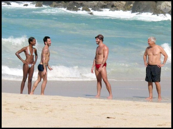 A l'heure où la France claque des dents sous les températures hivernales, Marc Jacobs et son mari Lorenzo Martone profitent de la plage ensoleillée de St-Barthélemy, le 5 janvier 2010.