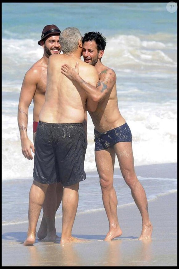 A l'heure où la France claque des dents sous les températures hivernales, Marc Jacobs et son mari Lorenzo Martone profitent de la plage ensoleillée de St-Barthélemy, le 5 janvier 2010.