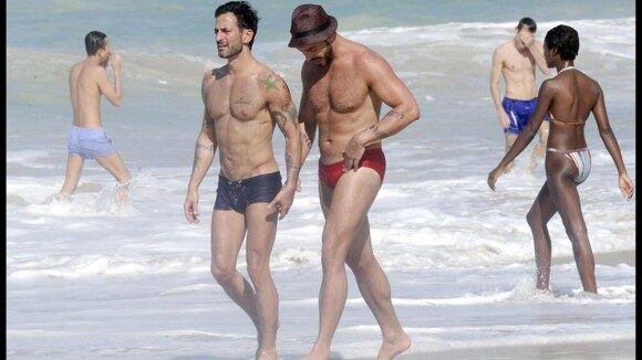 Le tatoué Marc Jacobs et son chéri Lorenzo Martone... affichent toujours leur amour passionné à la plage !