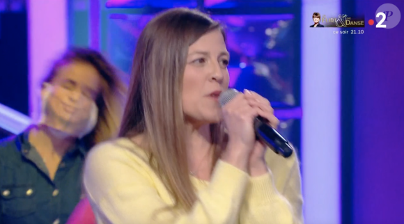 La candidate Ingrid surprise en plein délit de triche par Nagui dans "N'oubliez pas les paroles", sur France 2.