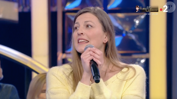 La candidate Ingrid surprise en plein délit de triche par Nagui dans "N'oubliez pas les paroles", sur France 2.