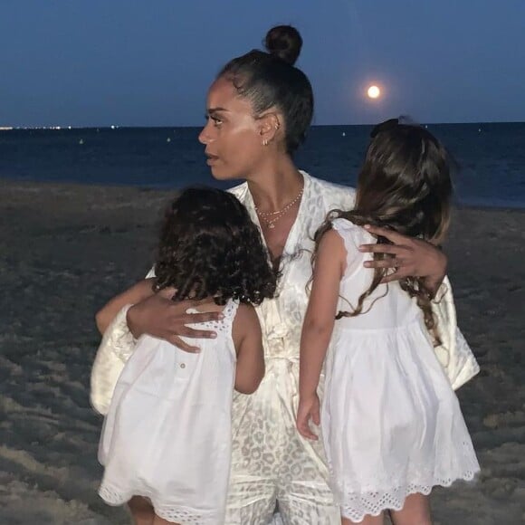 Amel Bent avec ses filles Sofia et Hana lors de vacances dans le sud de la France.