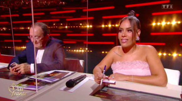 Amel Bent et Jean-Pierre Pernaut au cours de l'élection "Miss France 2022".