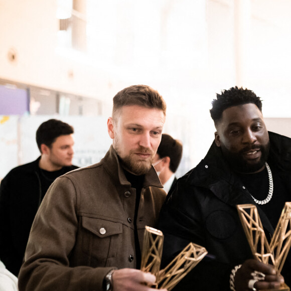 Exclusif - Skread et Ablaye (staff Orelsan) en backstage lors la 37ème cérémonie des Victoires de la musique à la Seine musicale de Boulogne-Billancourt, le 11 février 2022. © Tiziano Da Silva / Cyril Moreau / Bestimage 