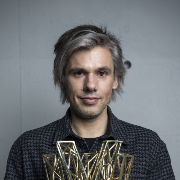Exclusif - Orelsan (Création audiovisuelle de l'année pour "Montre jamais ça à personne" - Artiste masculin de l'année et Chanson originale de l'année pour "L'odeur de l'essence") en backstage lors la 37ème cérémonie des Victoires de la musique à la Seine musicale de Boulogne-Billancourt, le 11 février 2022. © Cyril Moreau / Tiziano Da Silva / Bestimage 