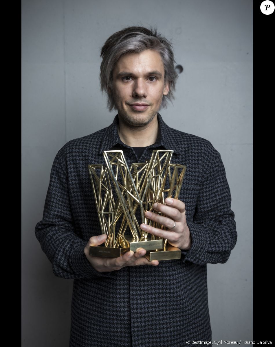 Exclusif - Orelsan (Création audiovisuelle de l'année pour "Montre jamais ça à personne" - Artiste masculin de l'année et Chanson originale de l'année pour "L'odeur de l'essence") en backstage lors la 37ème cérémonie des Victoires de la musique à la Seine musicale de Boulogne-Billancourt, le 11 février 2022. © Cyril Moreau / Tiziano Da Silva / Bestimage